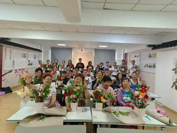 托起夕陽紅，'敬老月'暖意濃 組織文化藝術(shù)交流活動(dòng)，為老年生活添色彩